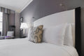 Drap housse 100% coton blanc sur lit