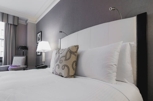 Drap housse 100% coton blanc sur lit