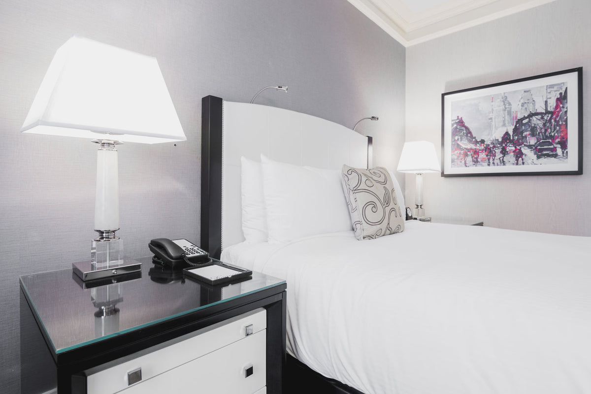 Lit avec parure de draps blanche
